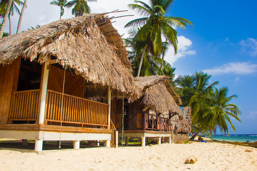 Cabañas de madera Frente el Mar en Tubasenika (Franklin) Ó Senidub + Tours
